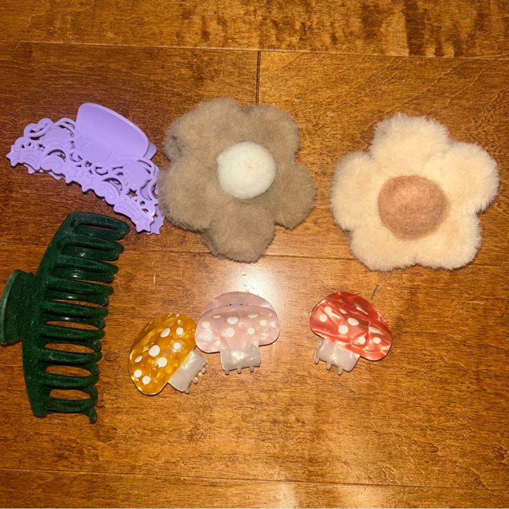 Bundle of assorted hair clips